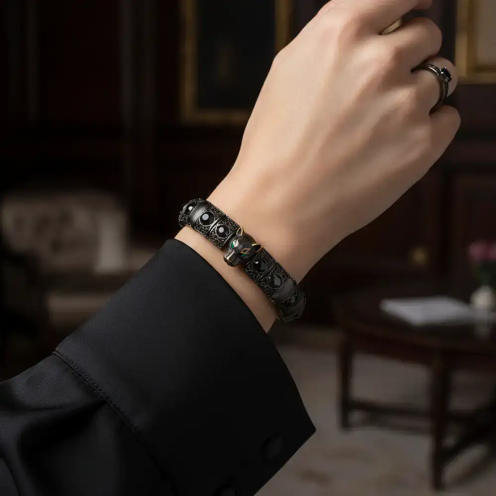 Detalle de pulsera en la muñeca