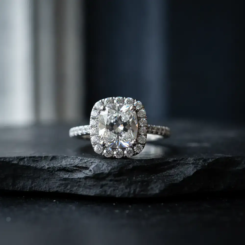 Anillo de diamantes de nueva colección sobre superficie oscura